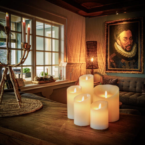 Mooie LED-kaarsen op een tafel in de woonkamer voor extra gezelligheid