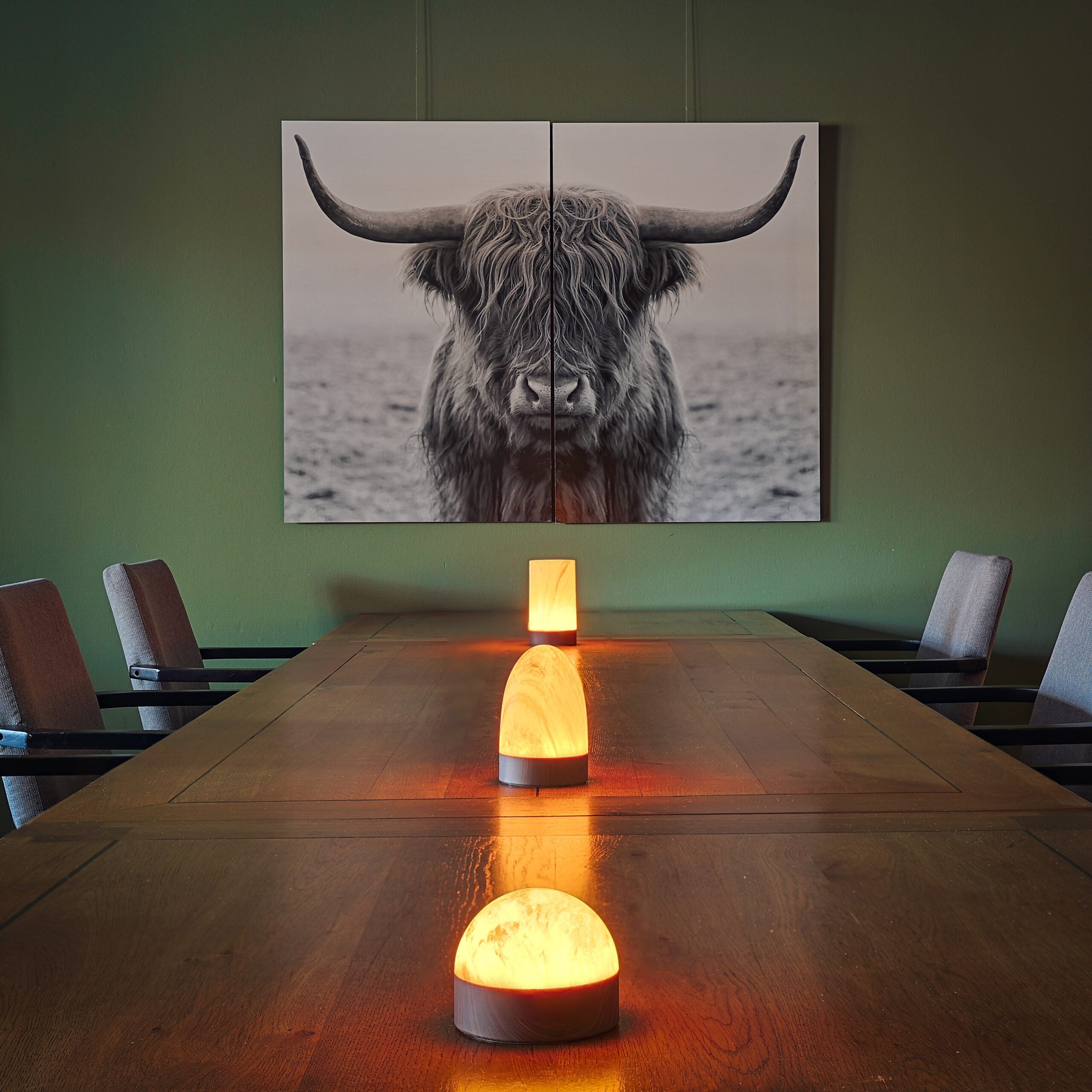 ledlampen met een houten voet op een tafel