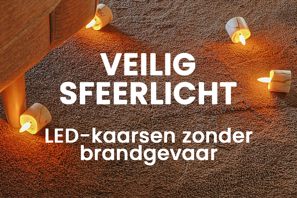 Een afbeelding met de tekst veilig sfeerlicht, led-kaarsen zonder brandgevaar, op de grond liggen verschillende led kaarsjes op de zijkant op de vloerbedekking om dit aan te tonen