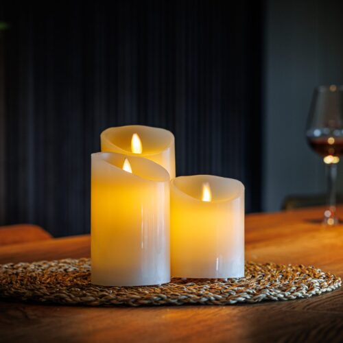 led kaarsen op matje op tafel